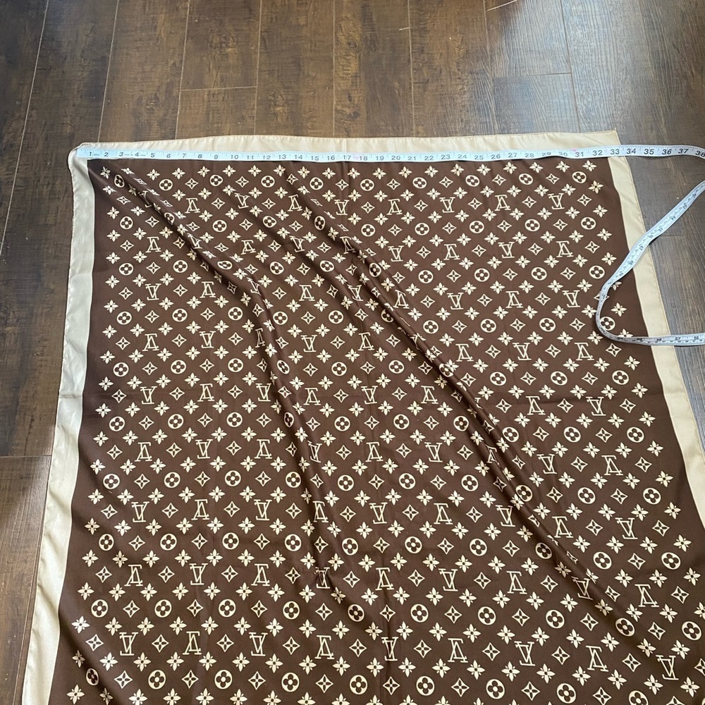 Women’s monogramed scarf - Picture 3 of 7